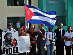 古巴革命领袖菲德尔·卡斯特罗骨灰安葬 民众送别