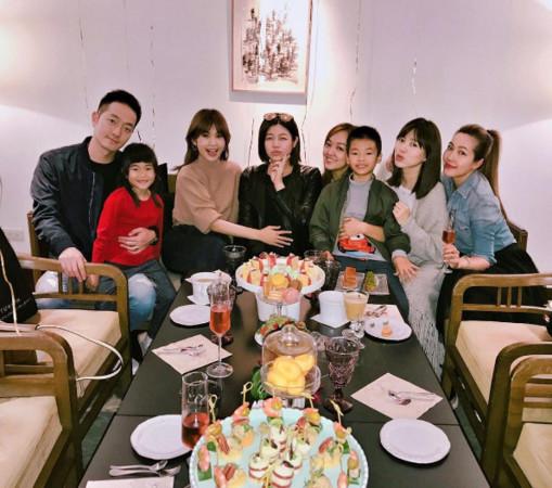 杨丞琳轻抚陈妍希八月孕肚 准妈妈一脸幸福甜蜜
