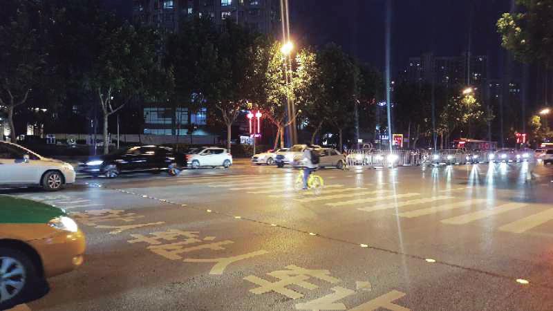 【民生】西安街头设置车让人智能提示系统 【民生】西安街头设置车让人智能提示系统