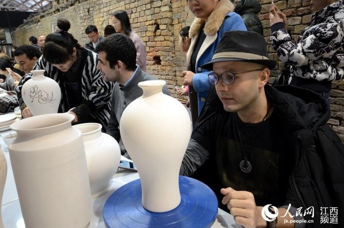 参加“2016外媒看江西”的中外记者在陶溪川邑空间体验陶瓷艺术创作。