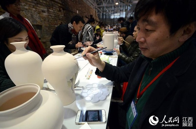 参加“2016外媒看江西”的中外记者在陶溪川邑空间体验陶瓷艺术创作。