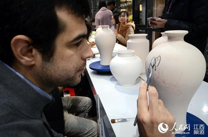 参加“2016外媒看江西”的中外记者在陶溪川邑空间体验陶瓷艺术创作。