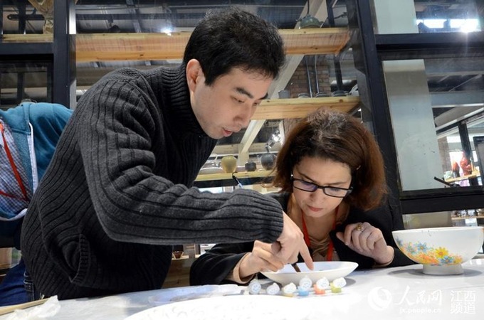 参加“2016外媒看江西”的中外记者在陶溪川邑空间体验陶瓷艺术创作。