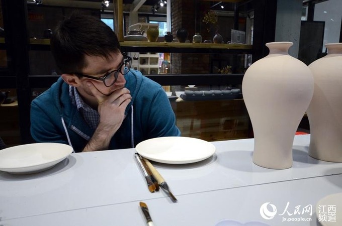 参加“2016外媒看江西”的中外记者在陶溪川邑空间体验陶瓷艺术创作。
