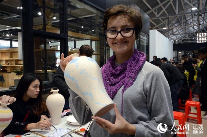 参加“2016外媒看江西”的中外记者在陶溪川邑空间体验陶瓷艺术创作。