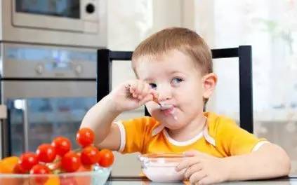 教育孩子要教育他吃三样东西：吃饭、吃苦、吃亏