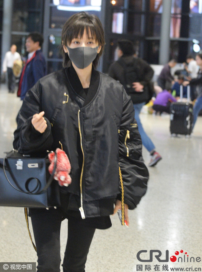 王子文机车风现身机场 戴口罩爆款毛绒兔抢镜
