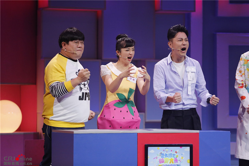 《脑洞大开》再现乌鸦喝水新实验 不想长大队终获胜