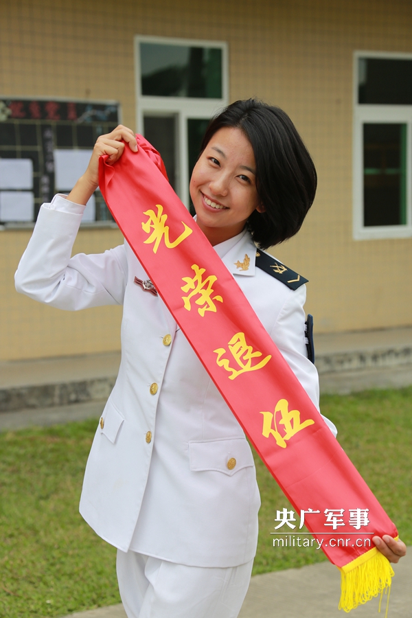 海军特战女兵"搞怪"自拍笑别军营(组图)