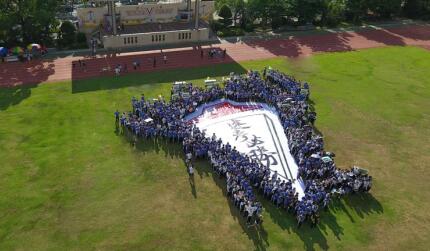 深圳校长化身“外卖小哥” 为高考生送必胜客祝“高考必胜” 深圳校长化身“外卖小哥” 为高考生送必胜客祝“高考必胜”