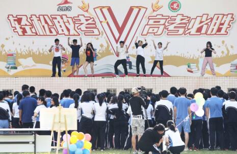 深圳校长化身“外卖小哥” 为高考生送必胜客祝“高考必胜” 深圳校长化身“外卖小哥” 为高考生送必胜客祝“高考必胜”