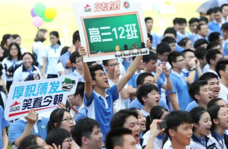 深圳校长化身“外卖小哥” 为高考生送必胜客祝“高考必胜” 深圳校长化身“外卖小哥” 为高考生送必胜客祝“高考必胜”