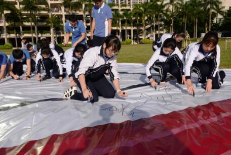 深圳校长化身“外卖小哥” 为高考生送必胜客祝“高考必胜” 深圳校长化身“外卖小哥” 为高考生送必胜客祝“高考必胜”