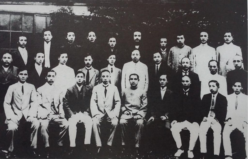 1915年9月25日,孙中山与中华革命党部分党员在东京合影。左一为邓铿,右二为廖仲恺。 1915年9月25日,孙中山与中华革命党部分党员在东京合影。左一为邓铿,右二为廖仲恺。