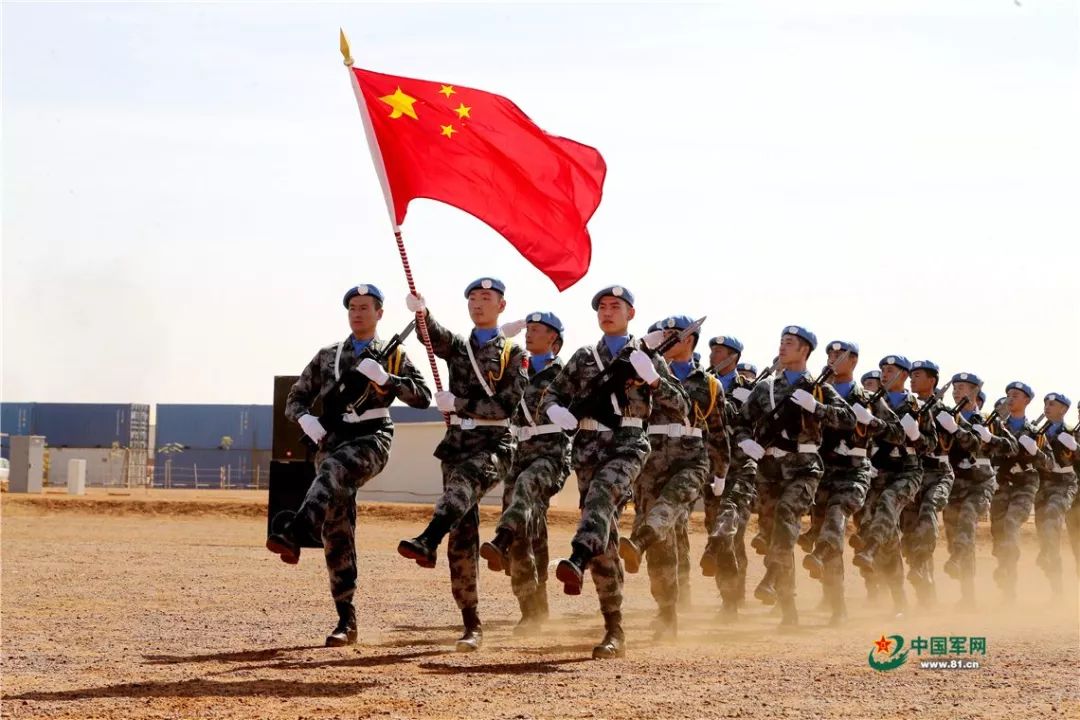 年来 数以万计的中国军人 头戴蓝盔,肩负国旗 奔赴海外直面战火与瘟疫