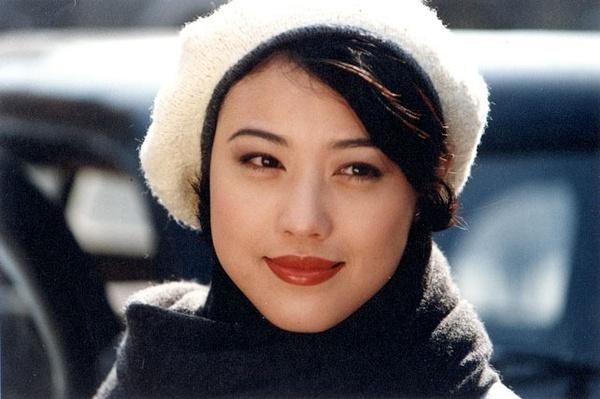 周海媚饰演先锋日报的摄影记者梅若兰.