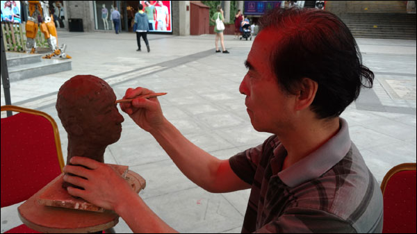 سفر ستارگان فضای مجازی خارجی در چین سال 2018— لذت‌بری در خیابان "چو هه هان جیه" در شهر اوهان