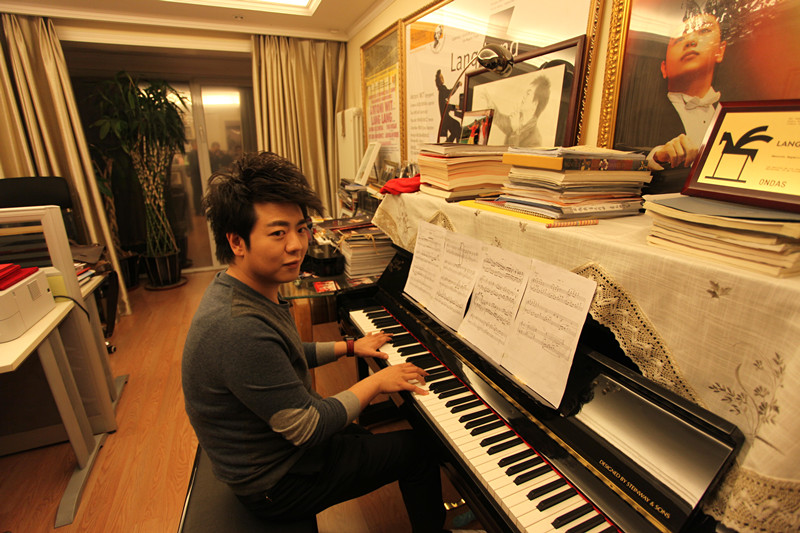 郎朗日常练琴照曝光 网友称之练琴狂魔