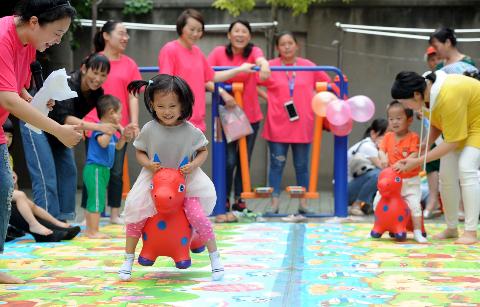 幼儿园前的敬礼爷爷 18年坚持给孩子问好