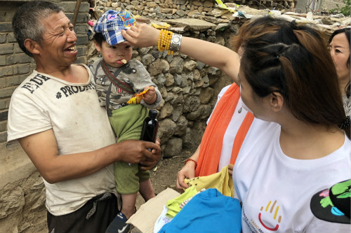 扬铭开启“心本灿烂·为爱起行”公益活动 为贫困山区送爱心