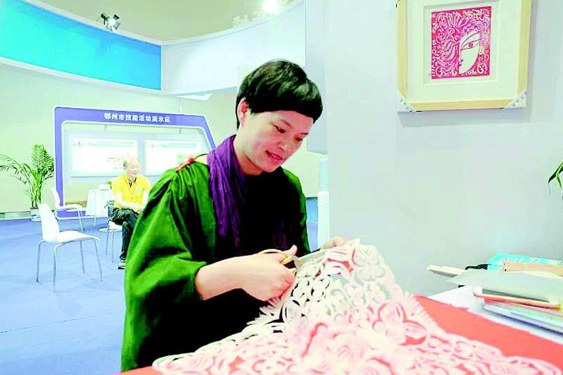 湖北省工艺美术大师曹小琴:从雕花到剪纸