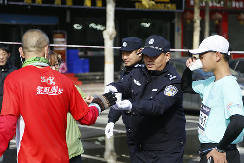 【河南供稿】義馬公安護航2019三門峽黃河國際馬拉松賽