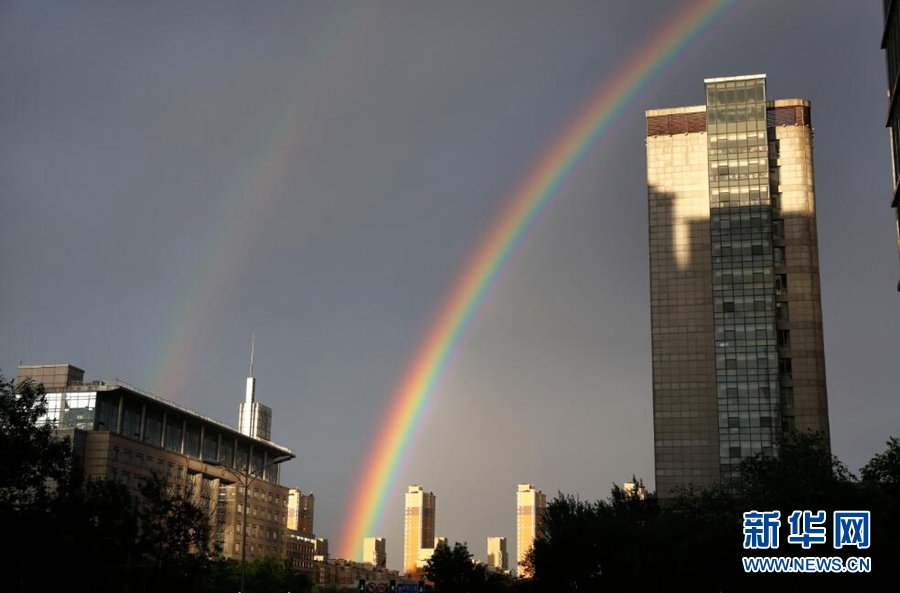 沈阳：雨后彩虹当空