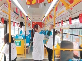 瀋陽大學生志願者扮靚公交車