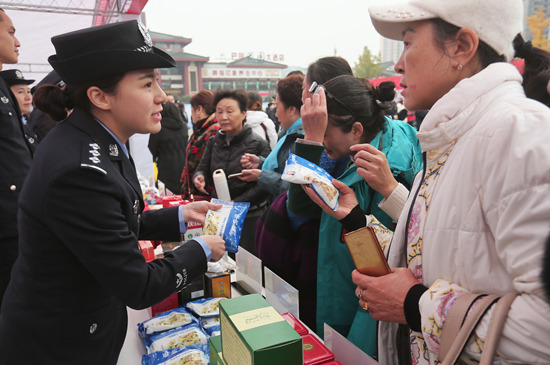 【CRI專稿 列表】重慶警方舉行“崑崙”行動暨整治食品安全問題聯合行動成果宣傳展