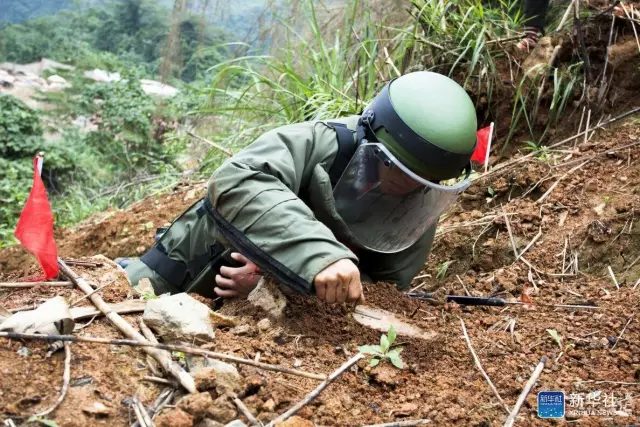 实拍中越边境大规模排雷 扫雷战士拆除生锈地雷(组图)