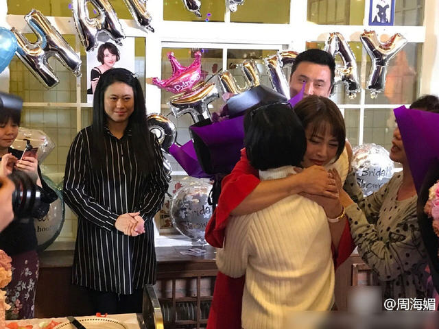 周海媚曬50歲生日派對照 肌膚白皙光滑氣質依舊_娛樂_騰訊網