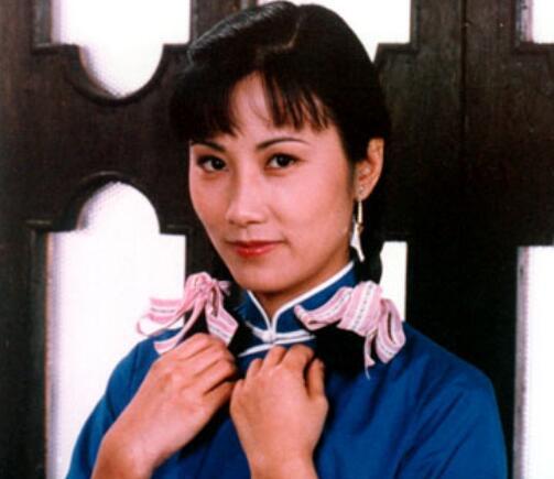 汪明荃阿姨,就算是年轻的时候也没有多漂亮.但她确实tvb的镇台之宝.