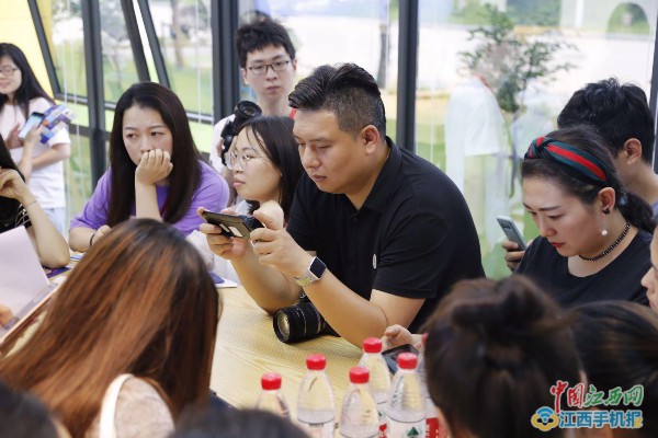全国网媒走进南昌经开区 聚焦智能终端制造产业发展（图）