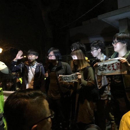 臺青年團體夜襲蔡英文官邸抗議 宣告與民進黨決裂