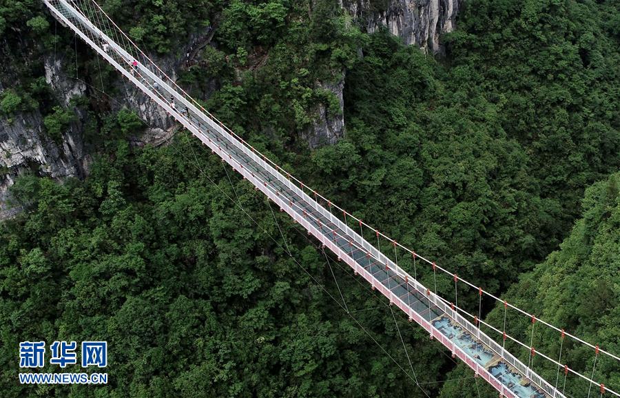 玻璃橋上賞風景