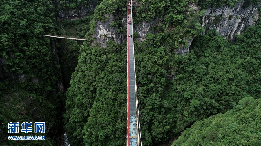 玻璃桥上赏风景