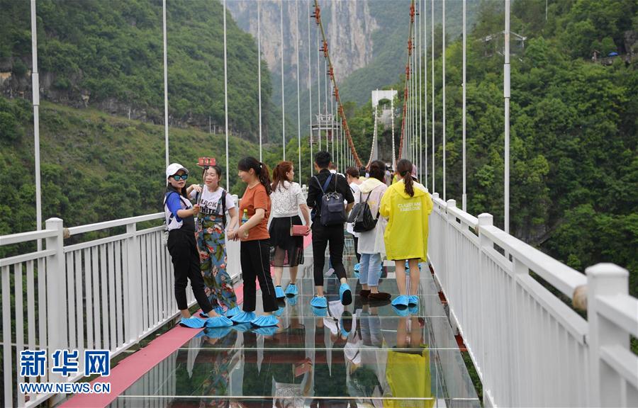 玻璃橋上賞風景