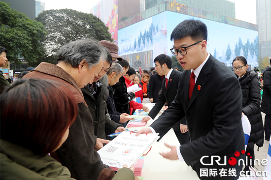 【CRI專稿 列表】重慶：巡迴審判進商圈 為市民現場普法