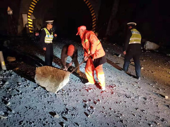 【法制安全】山體坍塌 重慶雲陽民警深夜排危保平安