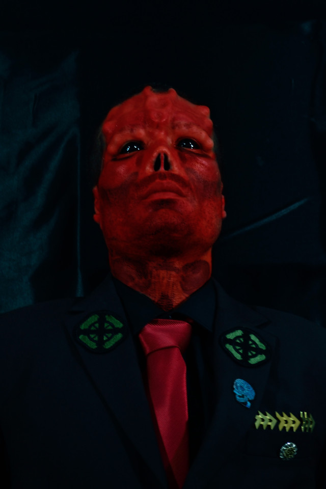 外国男子花3万英镑整容变身漫威反派红骷髅组图