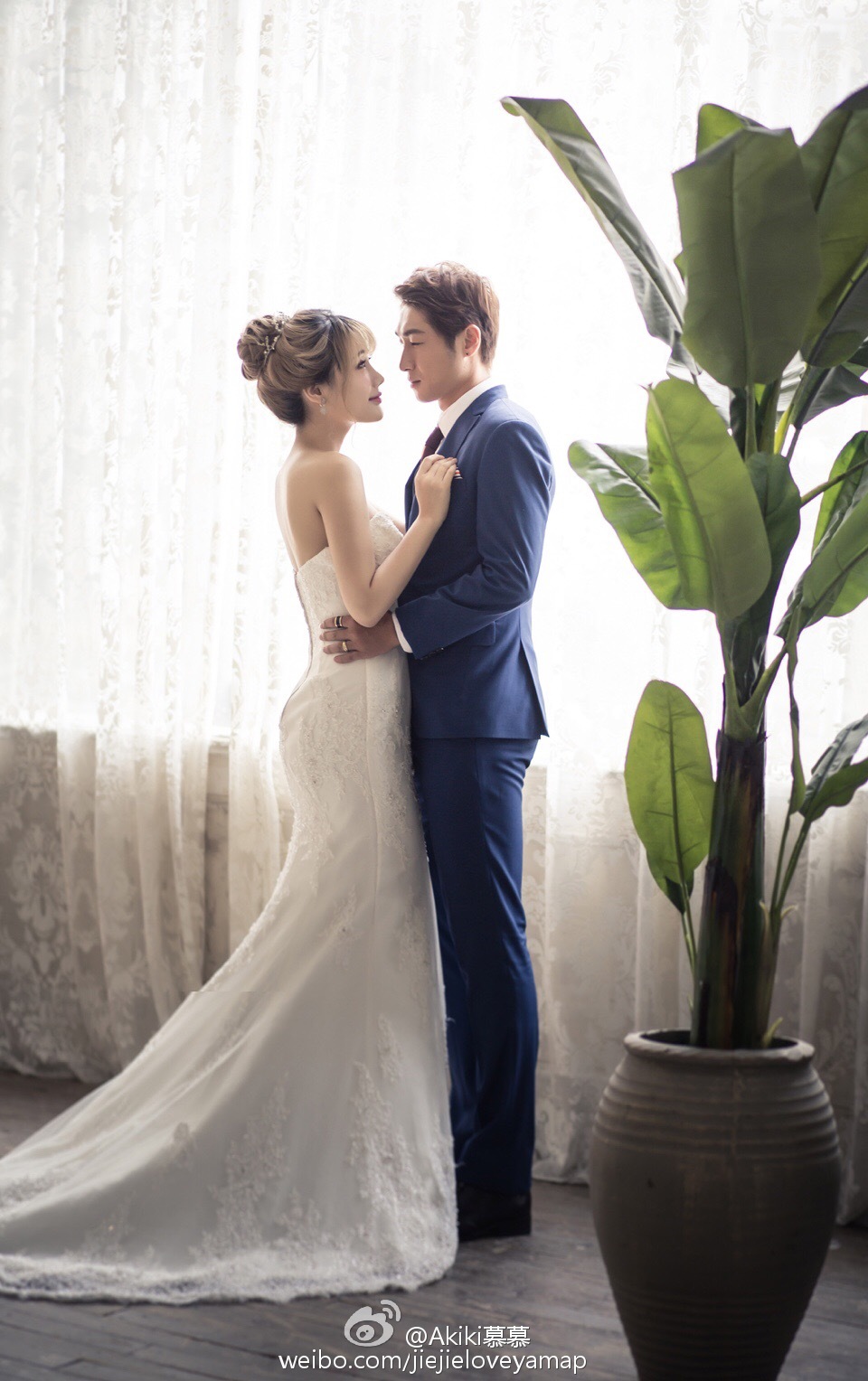 战怡麟与娇妻的婚纱照.