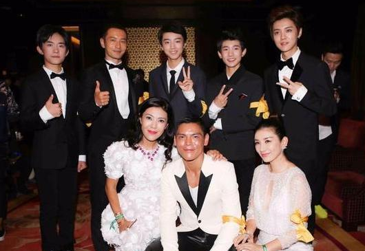 王俊凯17岁身高直逼180 这腿够长！_娱乐_腾讯网