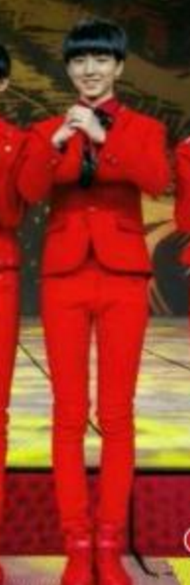 王俊凯17岁身高直逼180 这腿够长！_娱乐_腾讯网