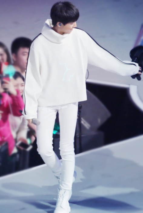 王俊凯17岁身高直逼180 这腿够长！_娱乐_腾讯网