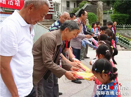 【社會民生】重慶紅十字會：博愛助學活動為貧困學生送祝福