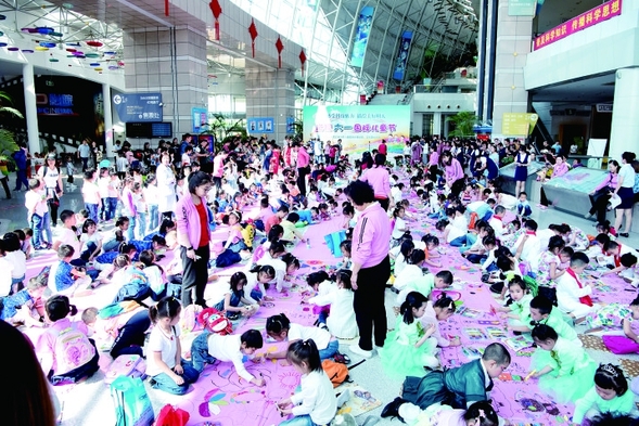 黑龍江400名少年兒童共繪百米長卷