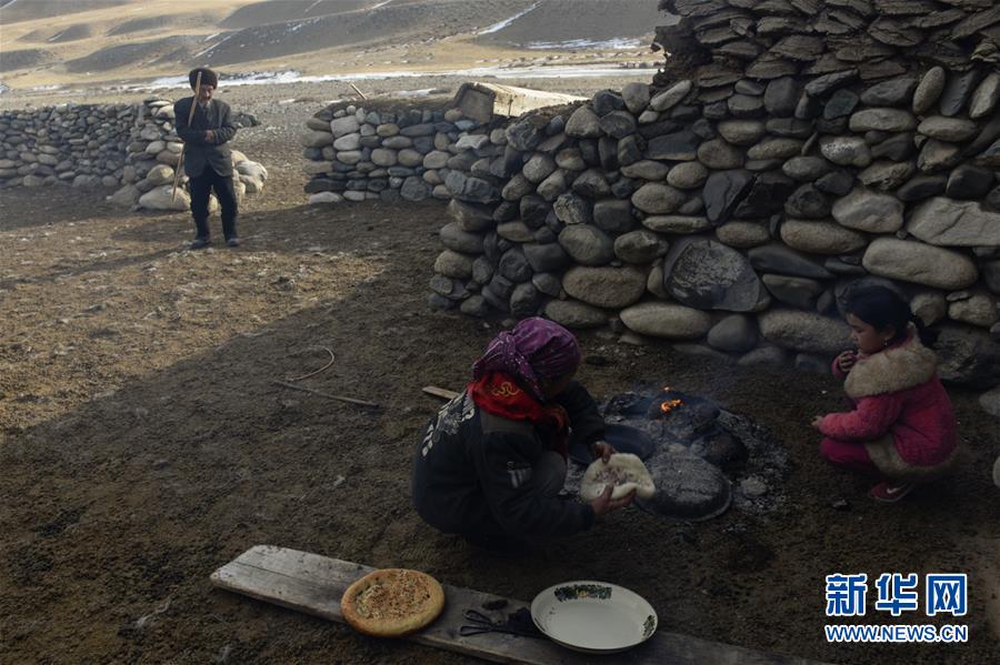 石头和羊粪饼围起的冬窝子组图