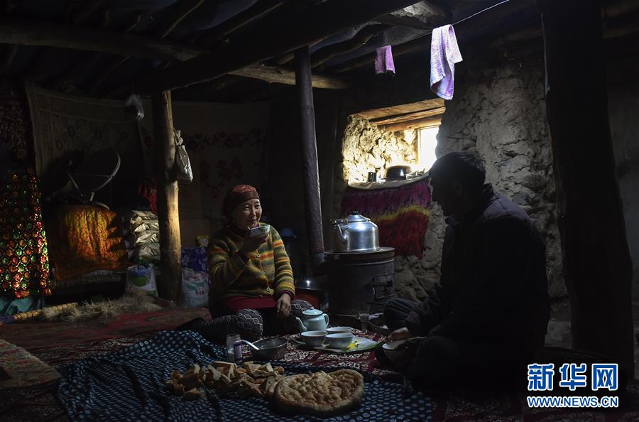 石头和羊粪饼围起的"冬窝子"(组图)