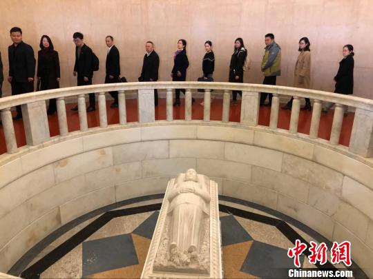 南京中山陵孙中山墓室今起重新开放，试运行游客“预约”参观