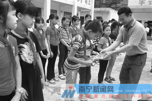 【八桂大地】【热门文章】南宁市两新组织党组织开展扶贫献爱心活动